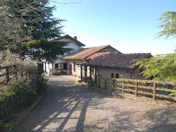 casale in vendita ad Alba