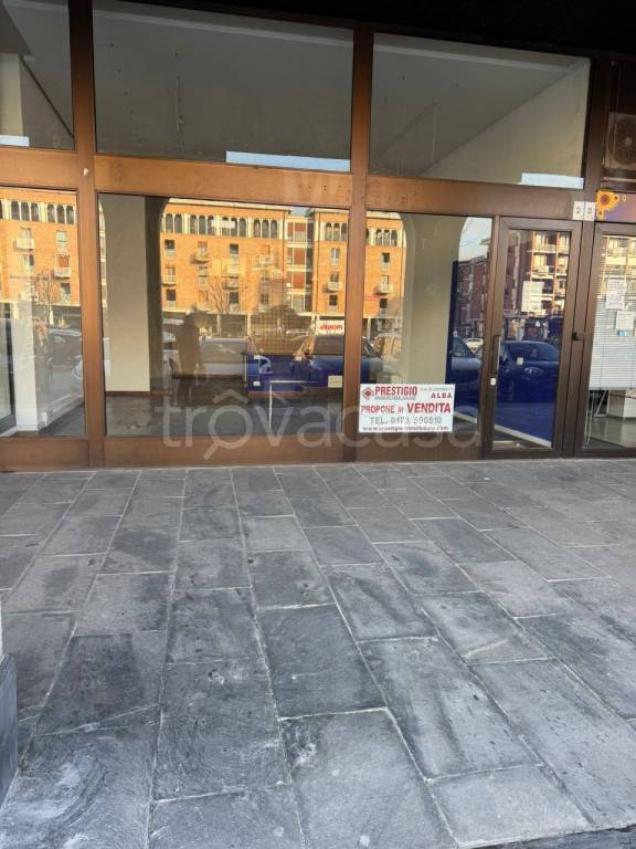 negozio in vendita ad Alba
