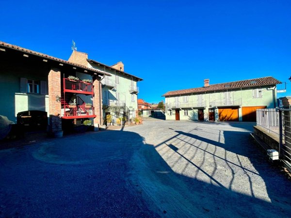 casale in vendita ad Alba