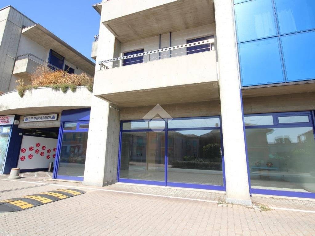 negozio in vendita ad Alba in zona Mussotto