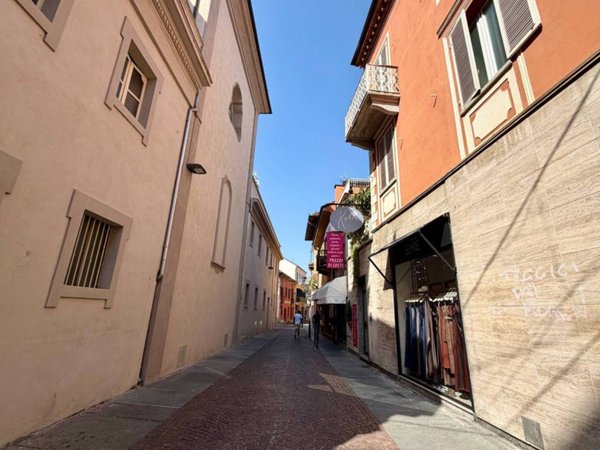 negozio in vendita ad Alba