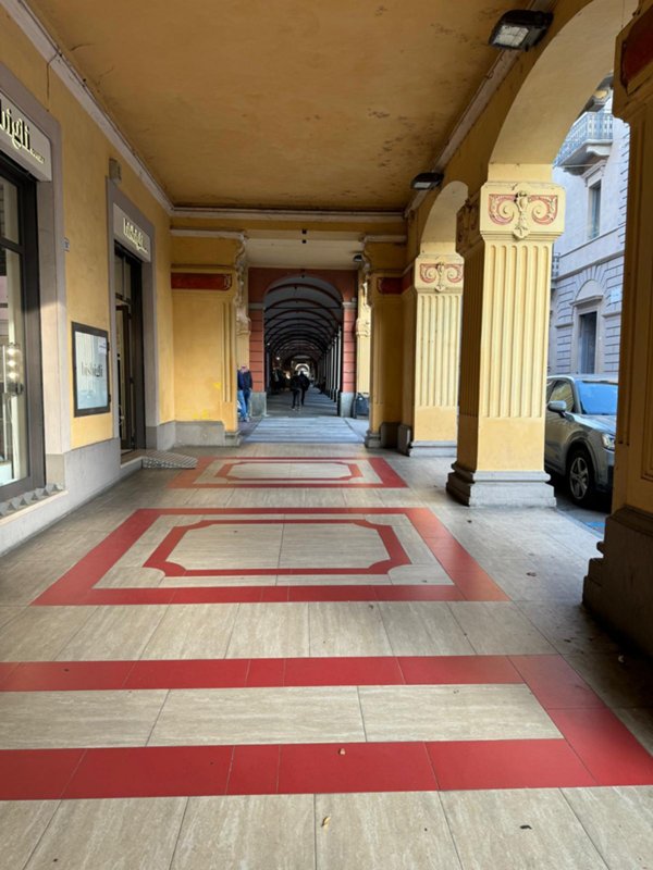 negozio in vendita ad Alba