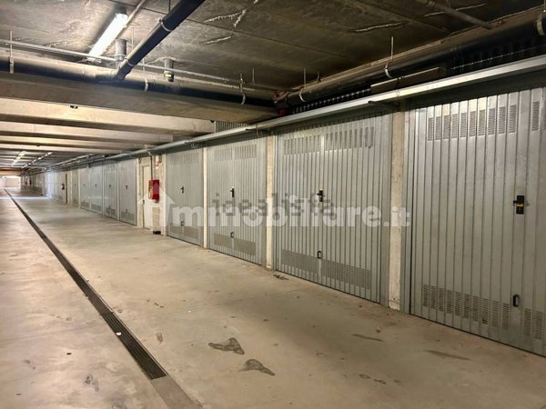 box auto in vendita ad Alba