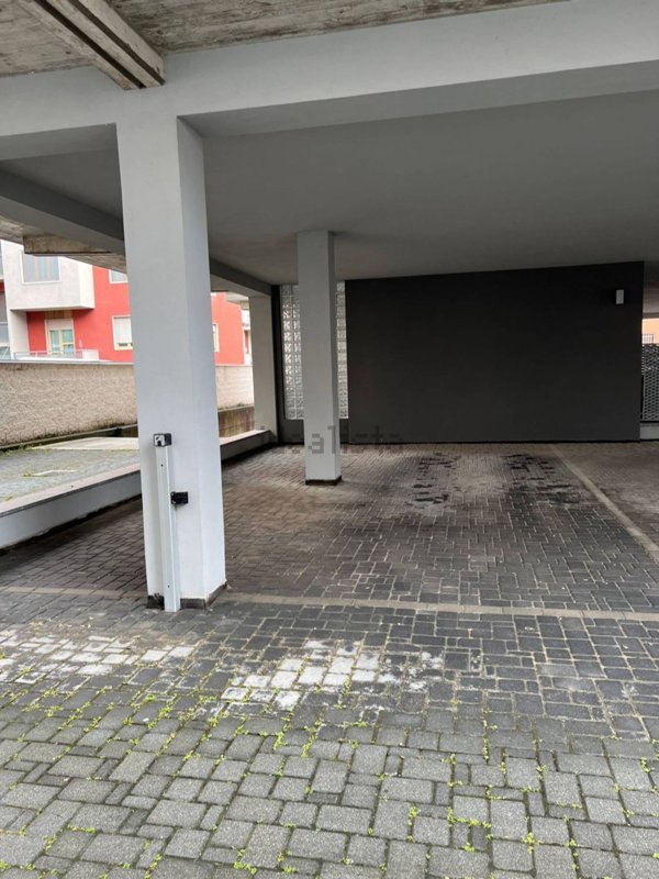 box auto in vendita ad Alba