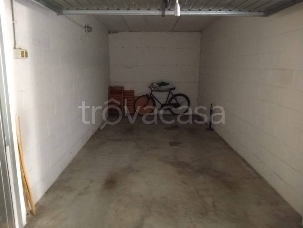 box auto in vendita ad Alba
