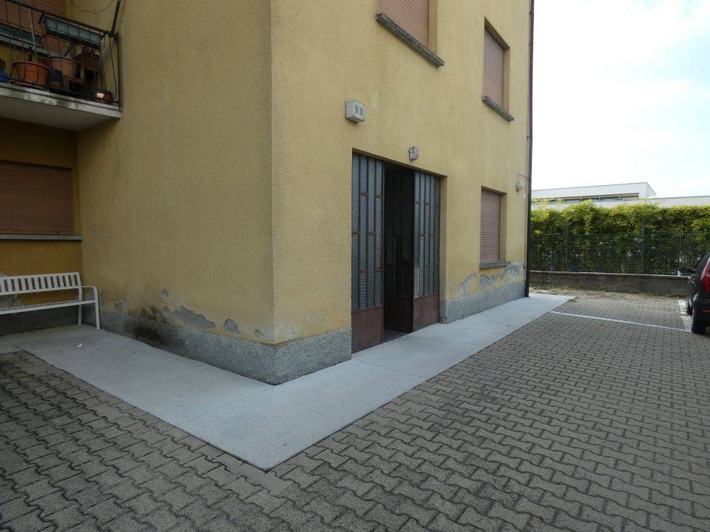 locale commerciale in vendita ad Alba
