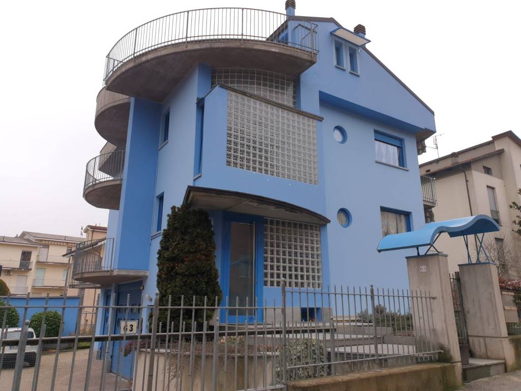 casa indipendente in vendita ad Alba