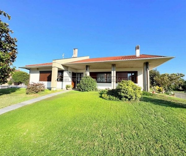 casa indipendente in vendita ad Alba in zona Mussotto