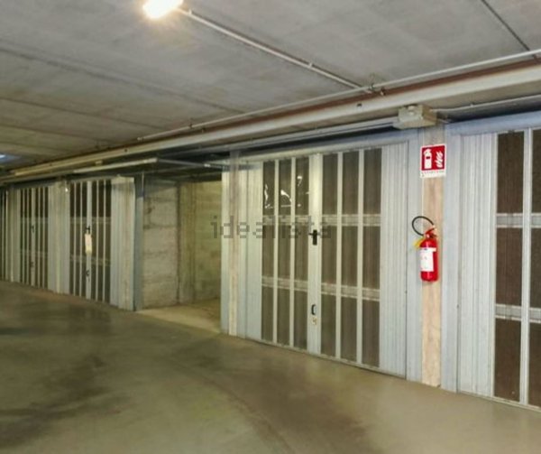 box auto in vendita ad Alba