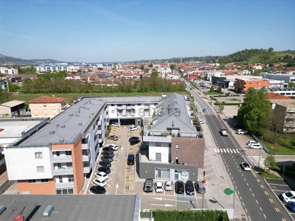 locale commerciale in vendita ad Alba