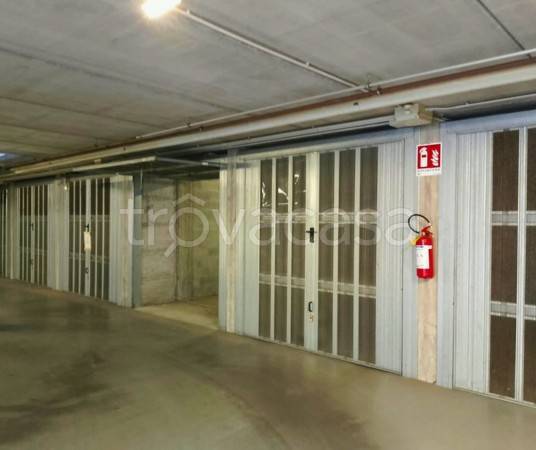 box auto in vendita ad Alba