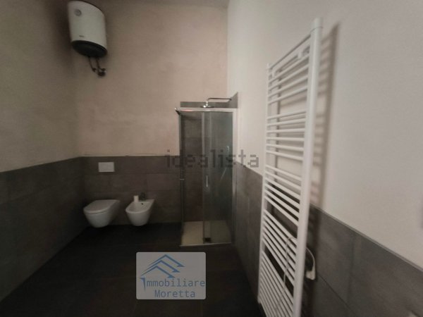 locale commerciale in vendita ad Alba