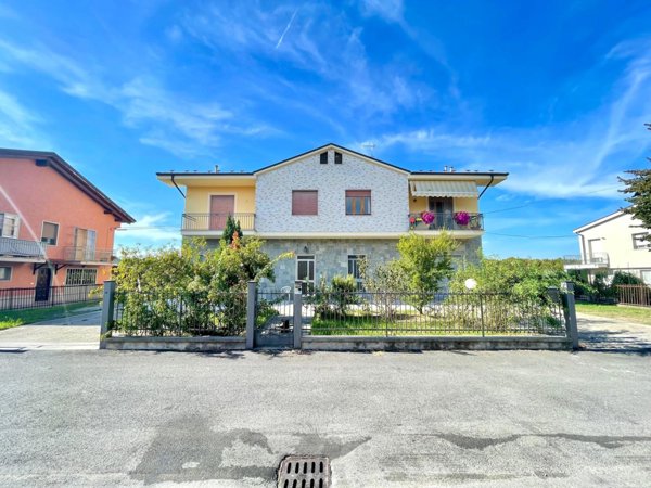 casa indipendente in vendita ad Alba