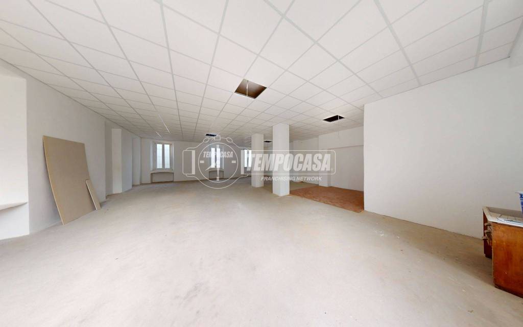 locale commerciale in vendita ad Alba