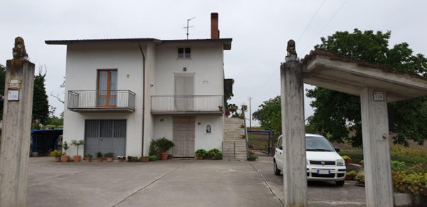 casa indipendente in vendita a Mirabella Eclano in zona Calore