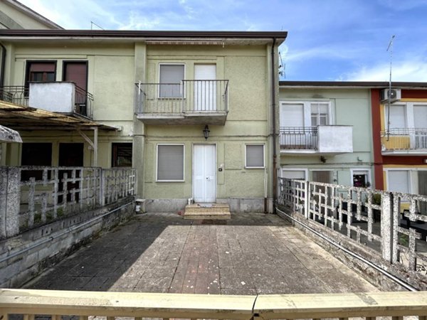 casa indipendente in vendita a Mirabella Eclano in zona Calore