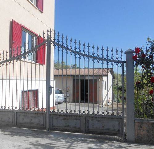 casa indipendente in vendita a Mirabella Eclano in zona Calore