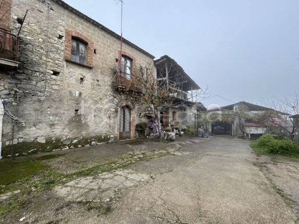 casa indipendente in vendita a Mirabella Eclano in zona Calore