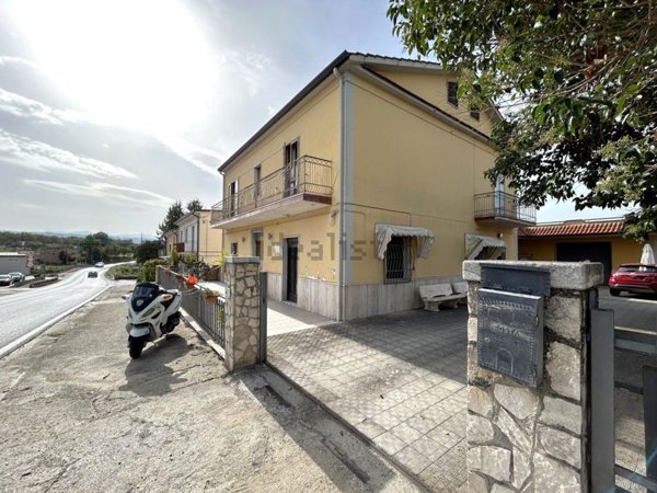 casa indipendente in vendita a Mirabella Eclano in zona Calore