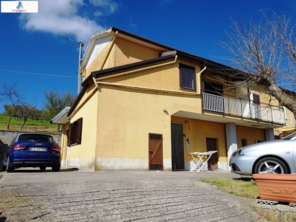 casa semindipendente in vendita a Montecalvo Irpino