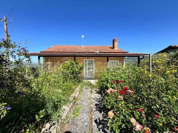 casa indipendente in vendita a Montecalvo Irpino in zona Frascino
