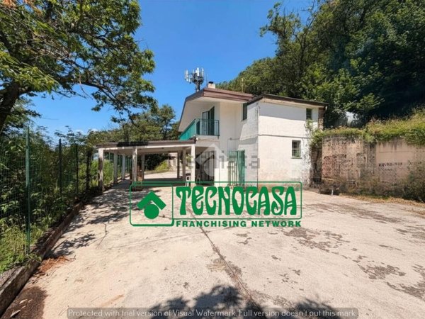 quadrivano in vendita a Monteforte Irpino in zona Campi