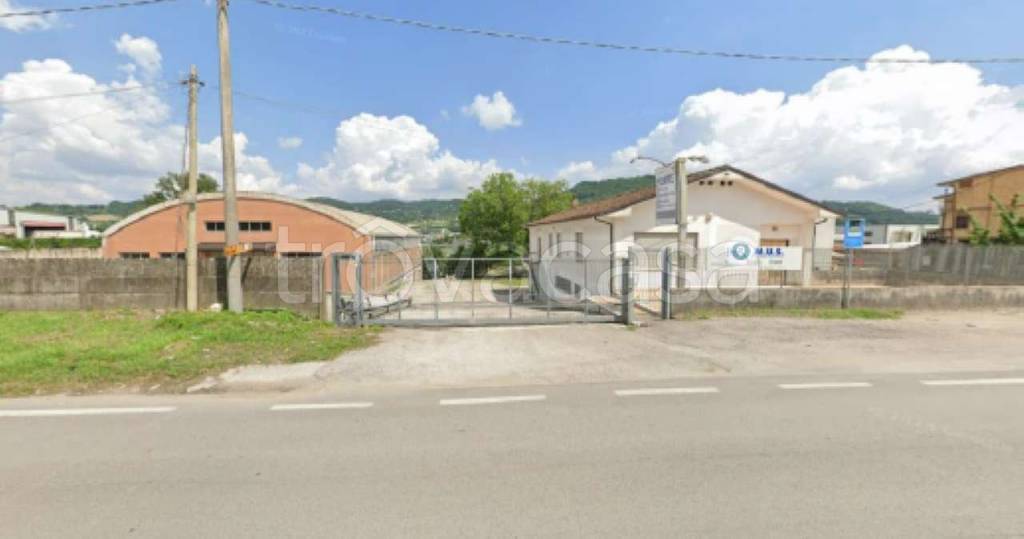locale commerciale in vendita a Montefredane in zona Arcella