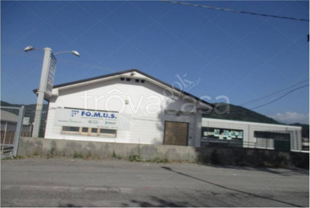 locale commerciale in vendita a Montefredane in zona Arcella