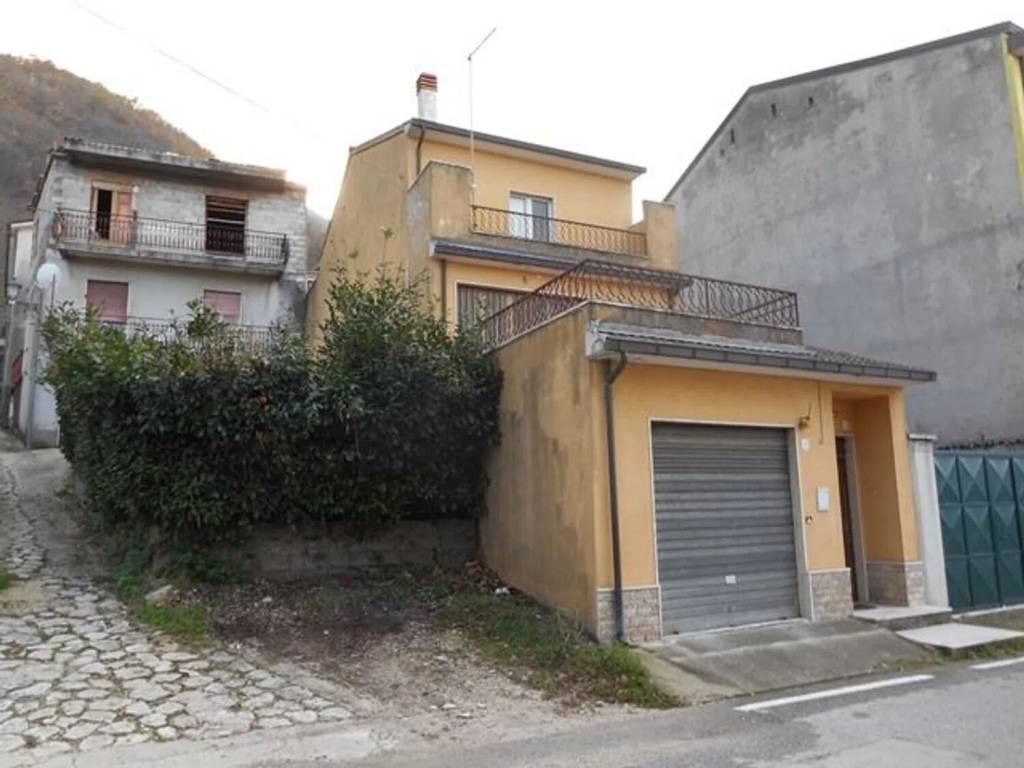 casa indipendente in vendita a Montella