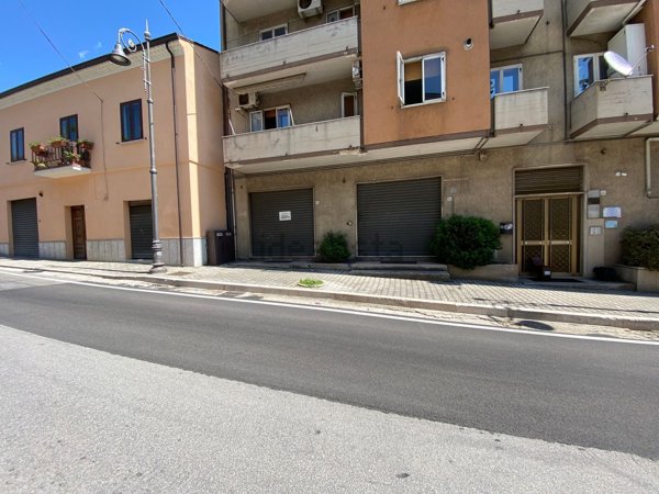 locale commerciale in vendita a Montella