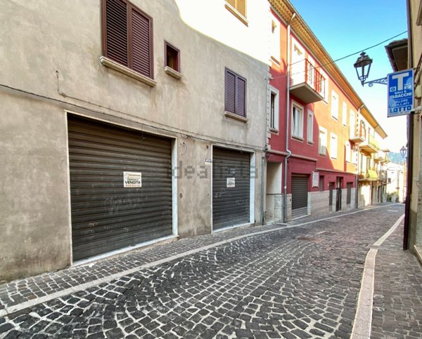 locale commerciale in vendita a Montella