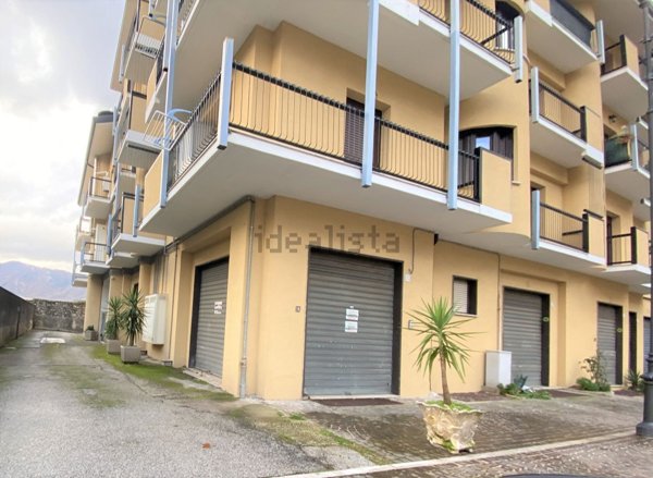 locale commerciale in vendita a Montella