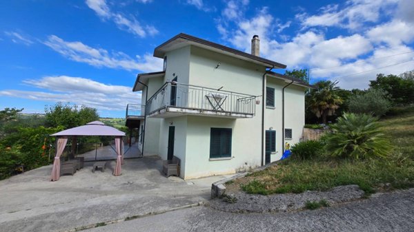 casa indipendente in vendita a Montemarano