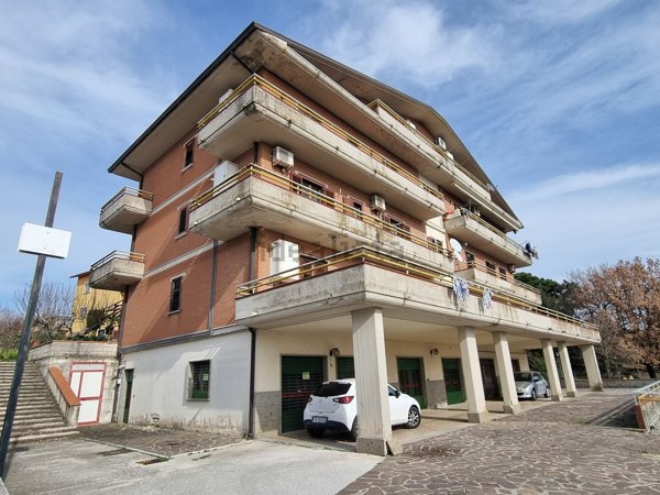locale commerciale in vendita a Montemiletto in zona Montaperto