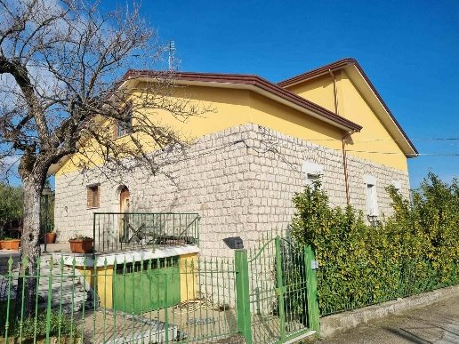 casa indipendente in vendita a Montemiletto in zona Caponi