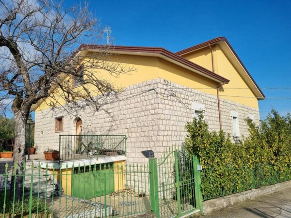 casa indipendente in vendita a Montemiletto in zona Caponi