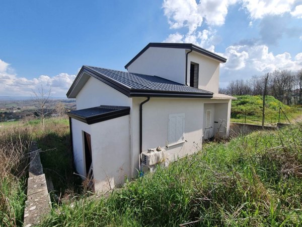 casa indipendente in vendita a Montemiletto in zona Lomba