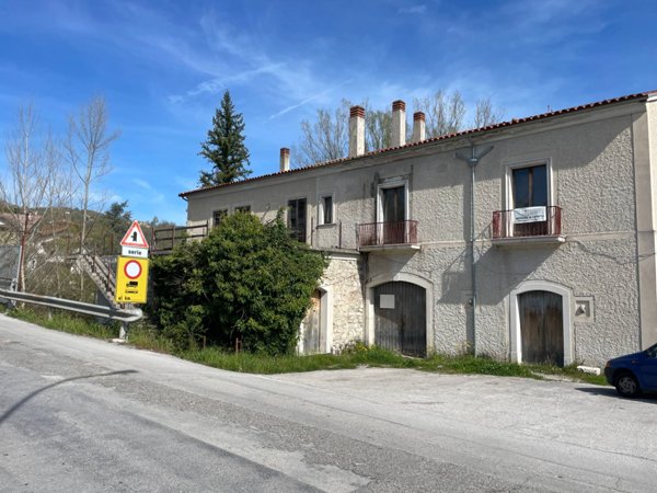 casa indipendente in vendita a Nusco in zona Ponteromito