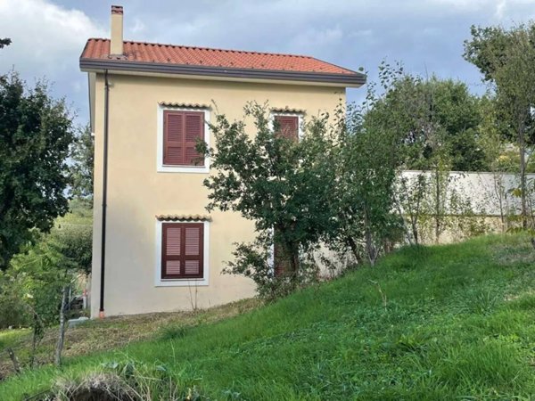 casa indipendente in vendita a Nusco