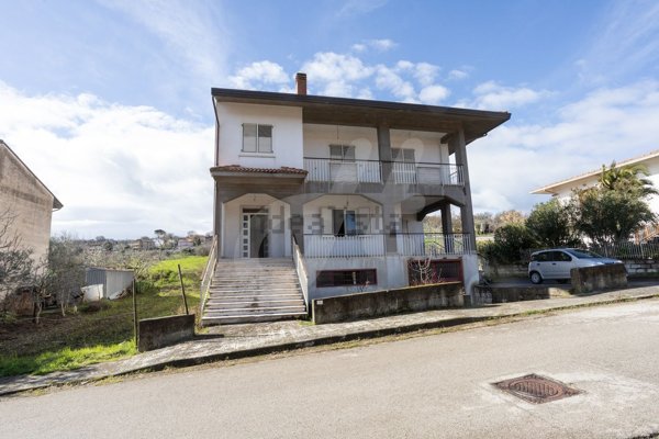 esavano in vendita a Pietradefusi