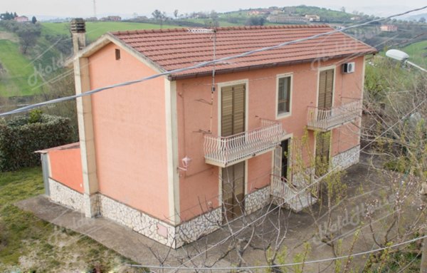 casa indipendente in vendita a Pietradefusi in zona Vertecchia