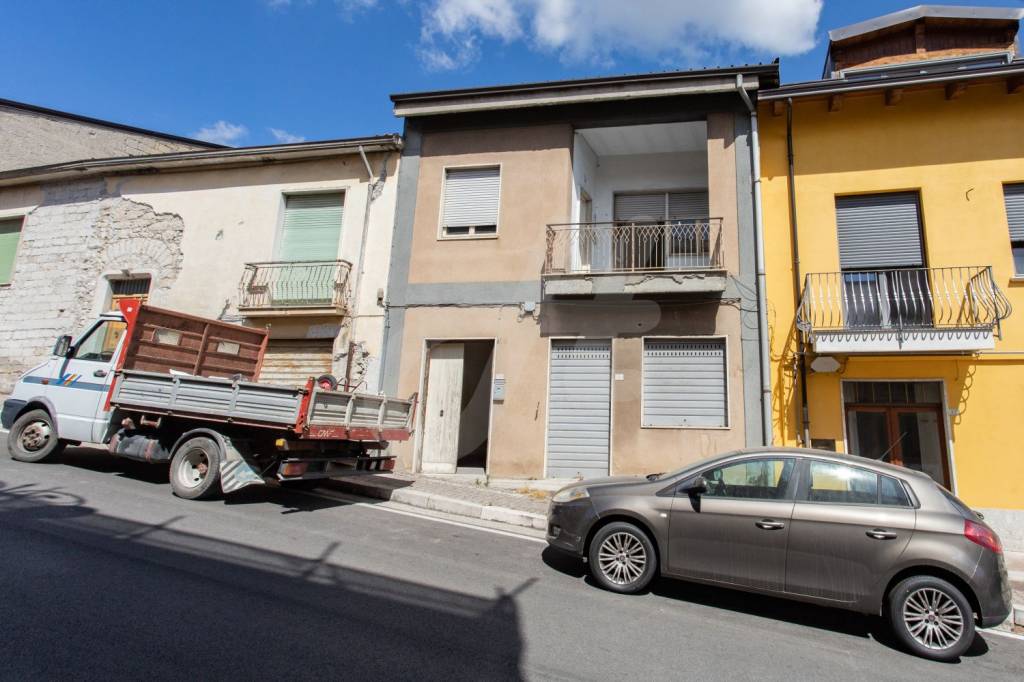 casa indipendente in vendita a Pietradefusi in zona Dentecane