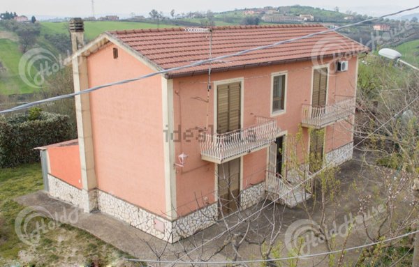 casa indipendente in vendita a Pietradefusi in zona Vertecchia