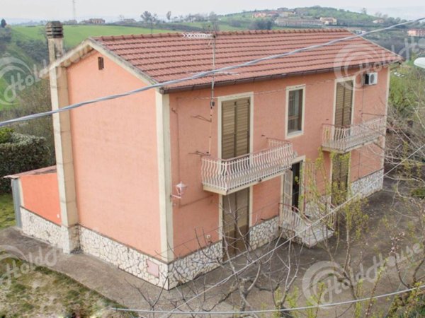 casa indipendente in vendita a Pietradefusi in zona Vertecchia