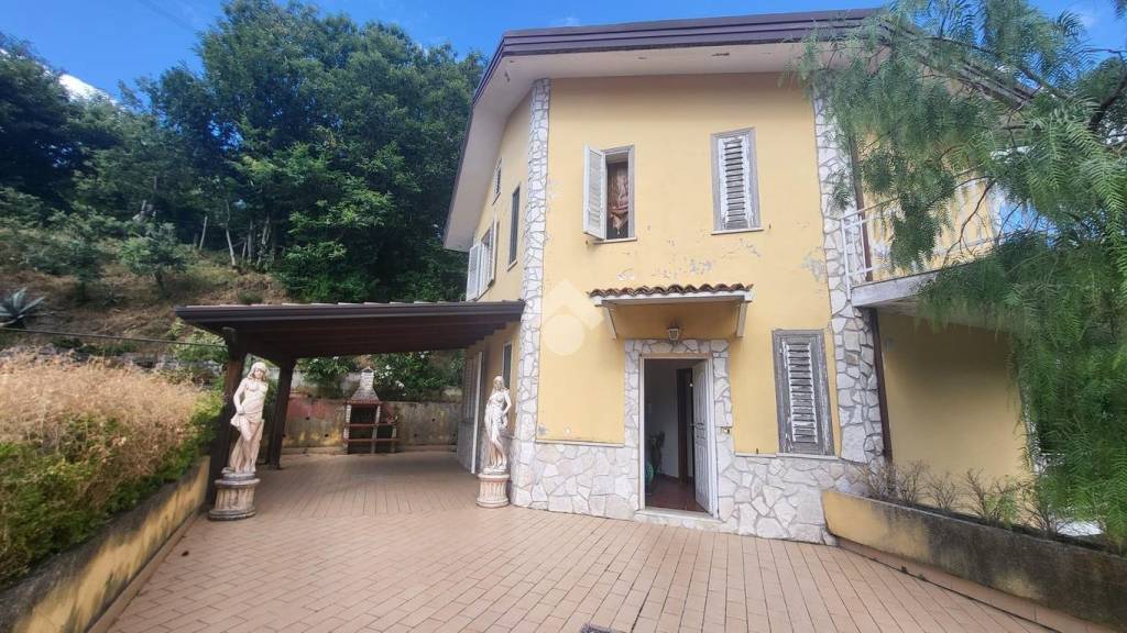 casa indipendente in vendita a Pietrastornina