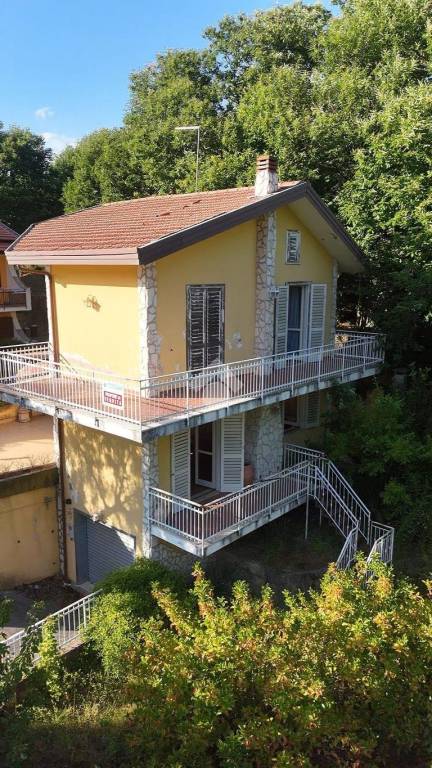 casa indipendente in vendita a Pietrastornina