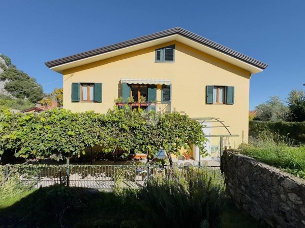 casa indipendente in vendita a Pietrastornina