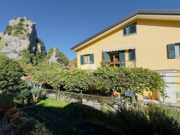 casa indipendente in vendita a Pietrastornina