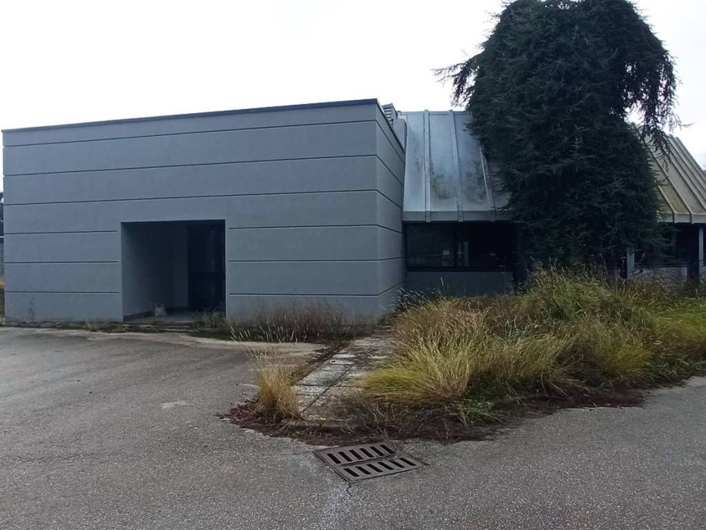 locale commerciale in vendita a Prata di Principato Ultra