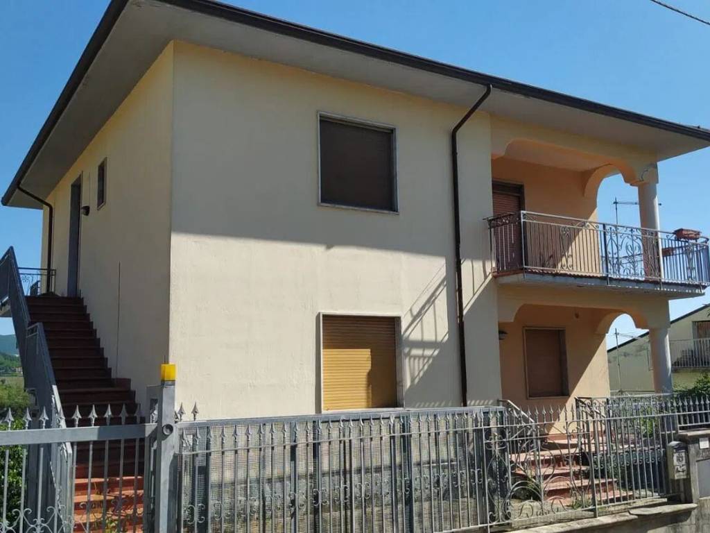 casa indipendente in vendita a Pratola Serra